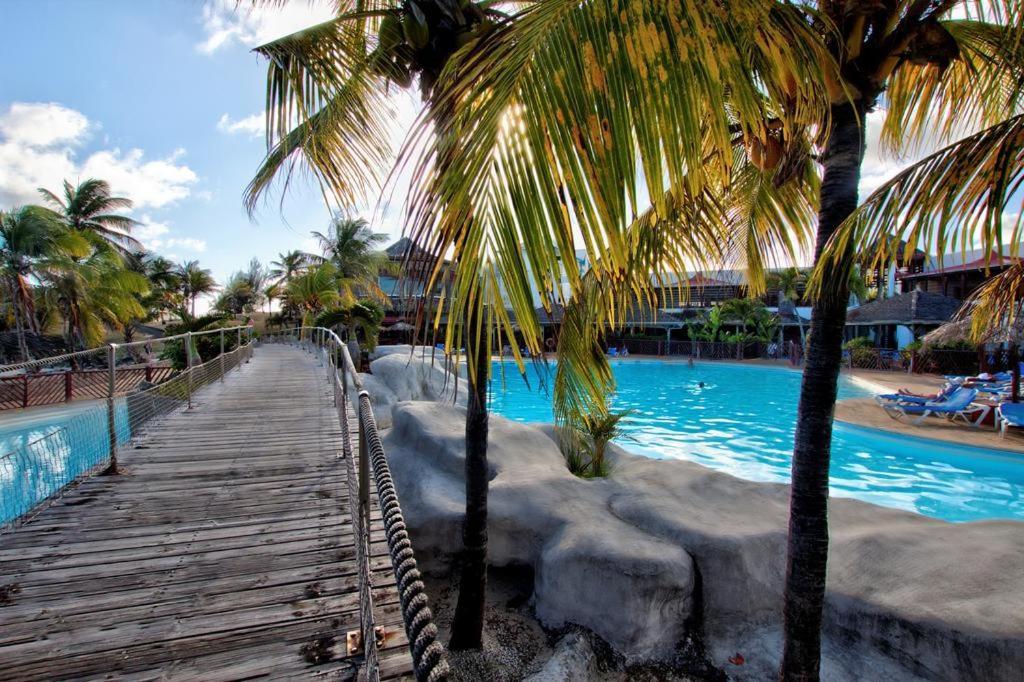 Vue Mer & Acces Direct A La Plage Avec Magnifique Piscine Surveillee Par Un Maitre Nageur Saint-Francois  Exterior foto