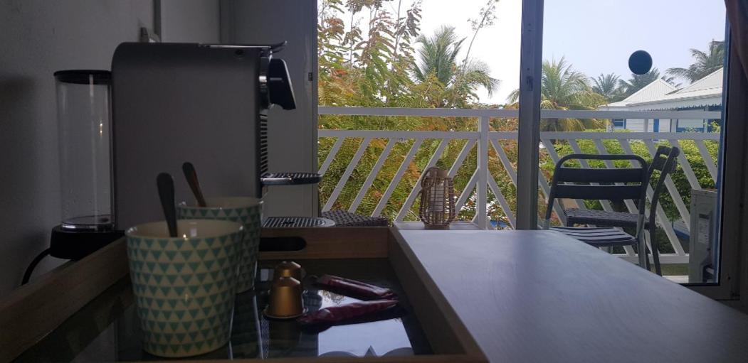 Tres Bel Appartement Avec Vue Mer, Acces Direct A La Plage Et Piscine Surveillee Saint-Francois  Exterior foto