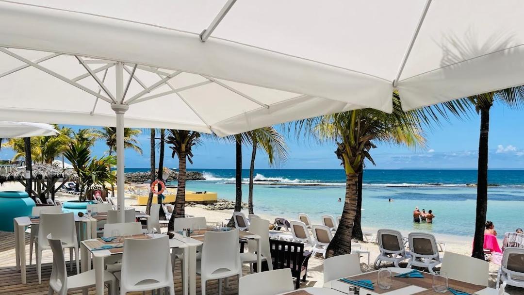 Tres Bel Appartement Avec Vue Mer, Acces Direct A La Plage Et Piscine Surveillee Saint-Francois  Exterior foto